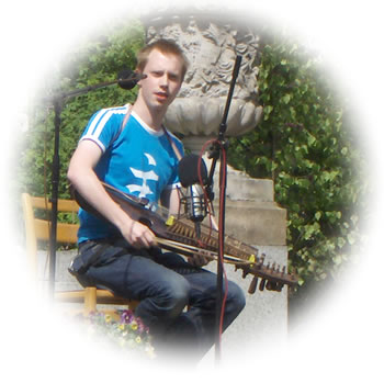 David Eriksson med gammelharpa