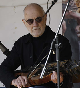 Ingvar J&ouml;rpeland med sin silverbasharpa
